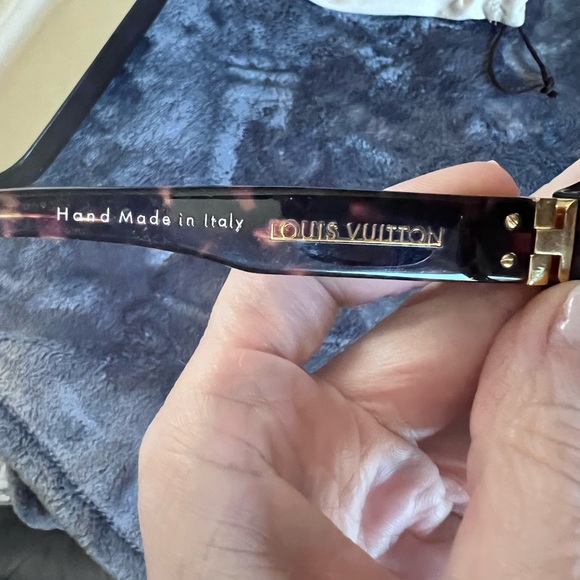 LOUIS VUITTON
Oversized Soupcon Sunglasses Z0255W Dark Tortoise - Picture 3 of 6